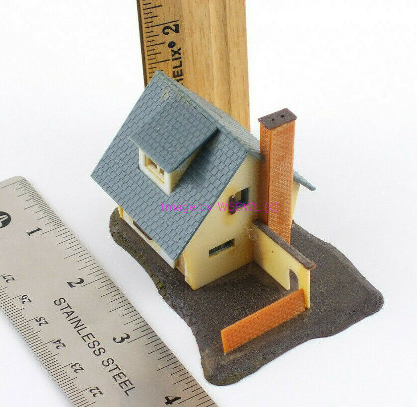 Structure from Model Railroad Layout (bin2) - Dave's Hobby Shop by W5SWL